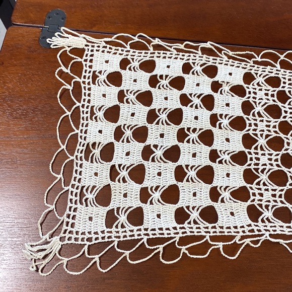 VINTAGE CROCHET PIANO SCARF - Picture 3 of 3